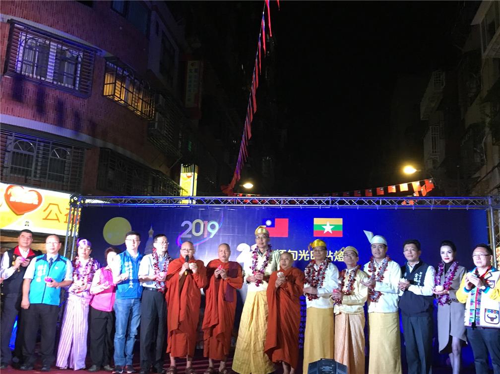 中華民國緬甸歸僑協會舉行「第21屆緬甸光明點燈節」，由緬甸佛教高僧主持禮佛儀式