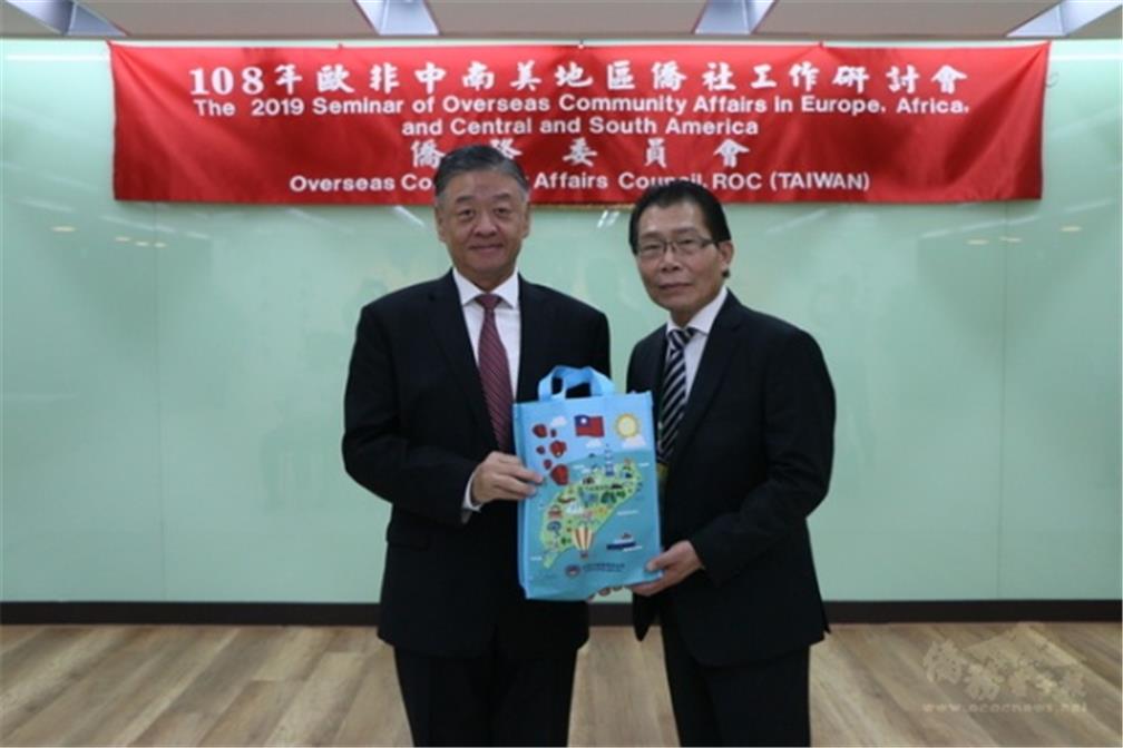 On behalf of OCAC, Mr. Leu presented gift to Yi-Feng Lin, the leader of the attendees.