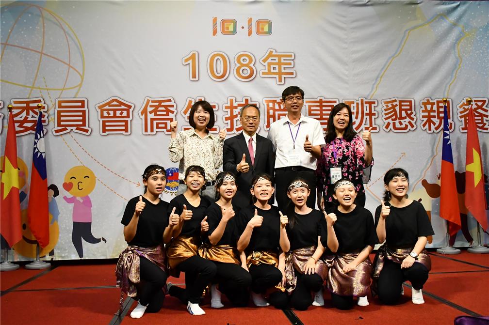 Minister Wu Hsin-hsing, Congresswomen Lin Li-chan, Tung Hui-chen and students of the 3+4 Vocational Education Program pictured together at the Luncheon on the Parents’ Day.