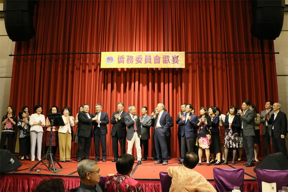 Minister Wu Hsin-hsing led OCAC officials and staff onto the stage to sing “Happily Setting Sail”.