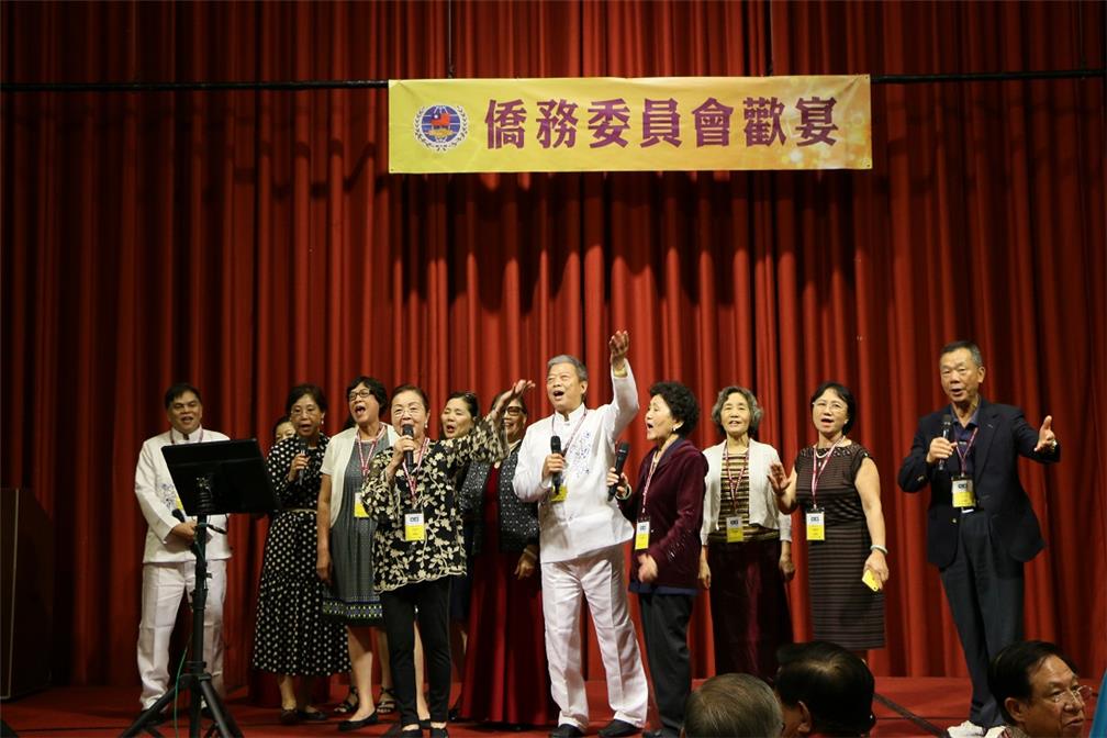 Karaoke singing took place in the Presidential Cup Overseas Compatriot Choral Competition welcome banquet.