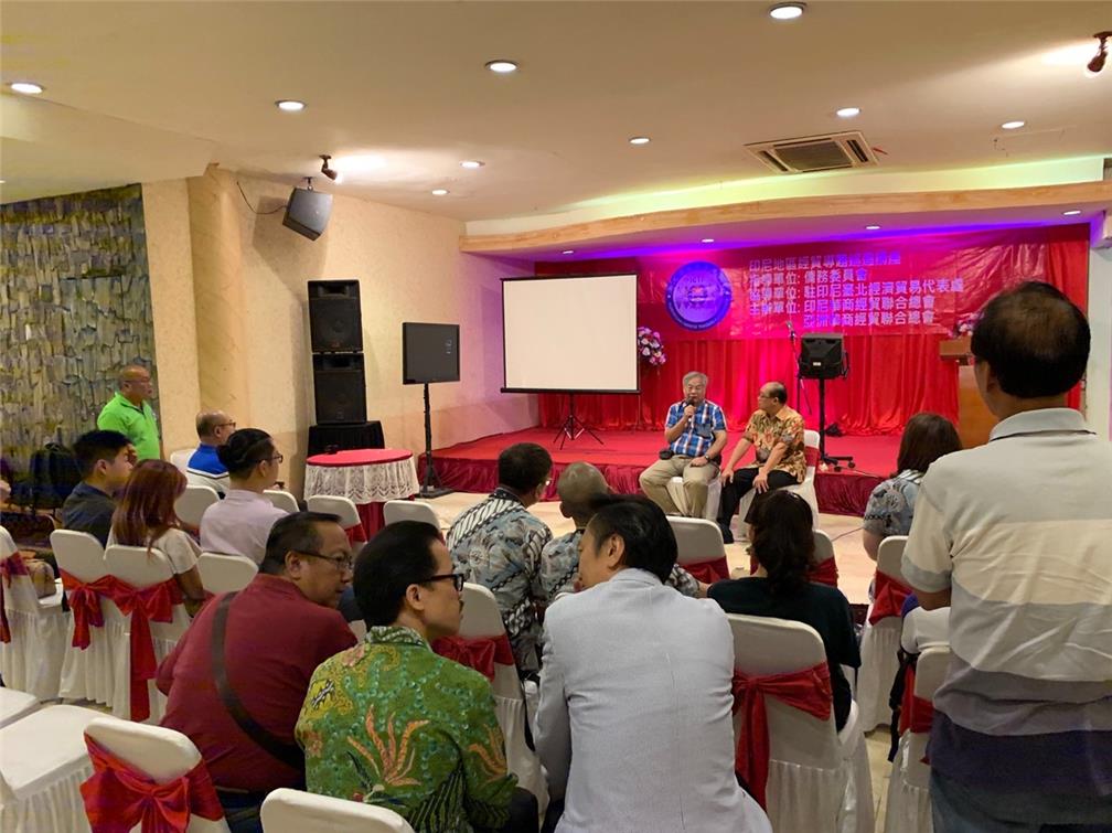 11月10日金石文教授於印尼華商經貿聯合會主辦的新農業講座與僑臺商合影