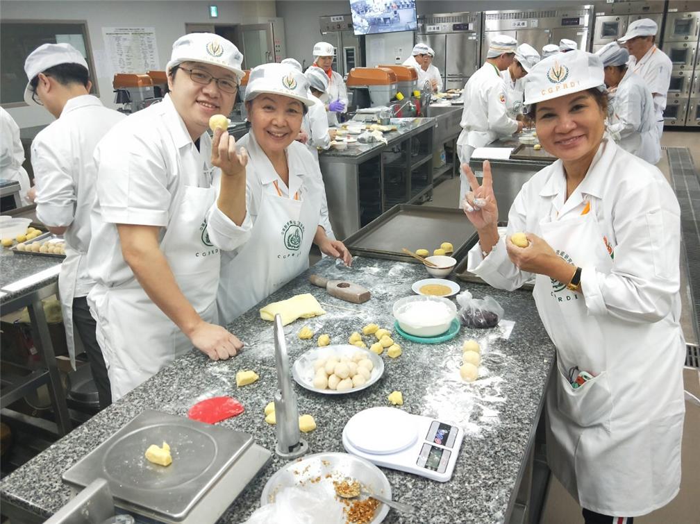 Scene from the Pastry Dough professional course on November 13