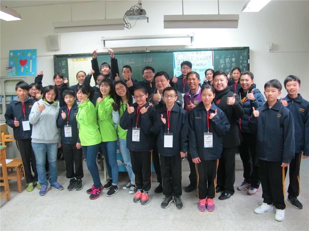 Picture with children in Wumei Junior High School 1