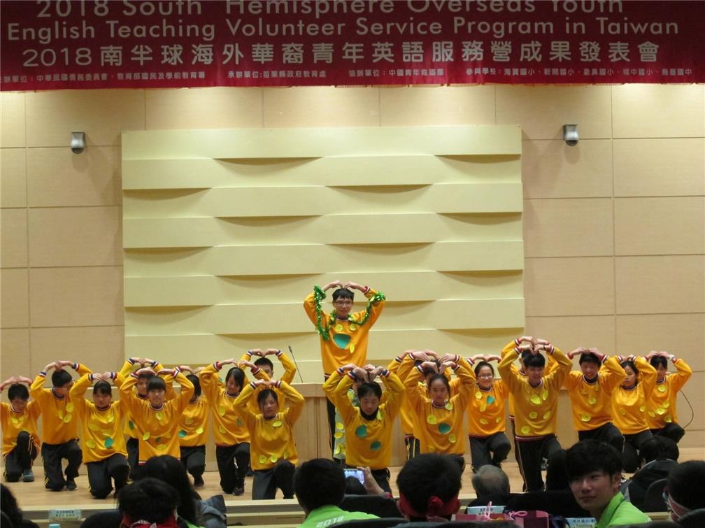 Picture with children in Wumei Junior High School 2