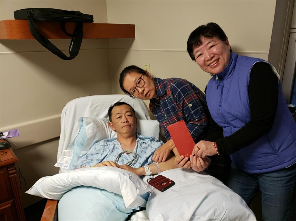 僑務委員孟敏寬（右一）到醫院探視洪先生，並代轉達福僑領僑胞捐贈的善款。
