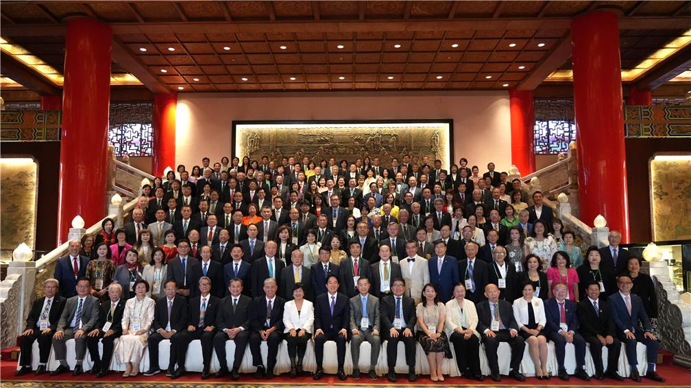 113年僑務委員會議盛大開幕，總統和與會貴賓合影。