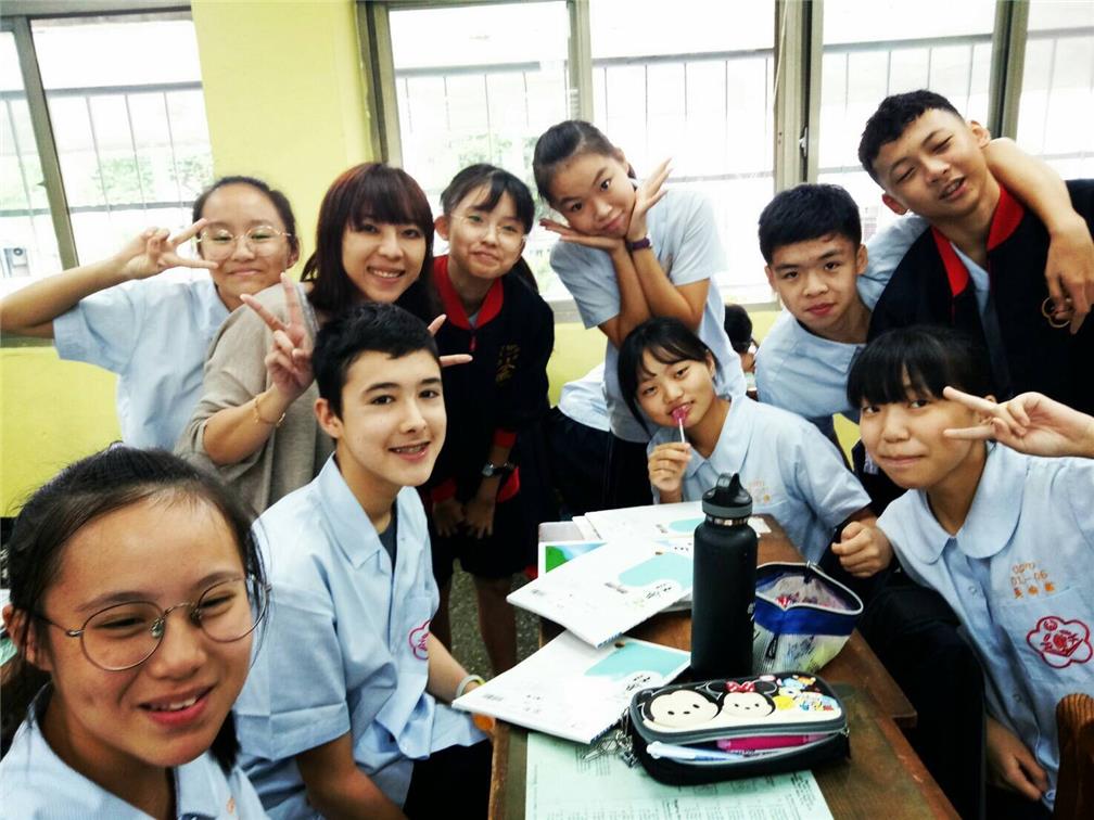 A student from France came to Taipei Municipal Long Shan Junior high school to participate in this program.