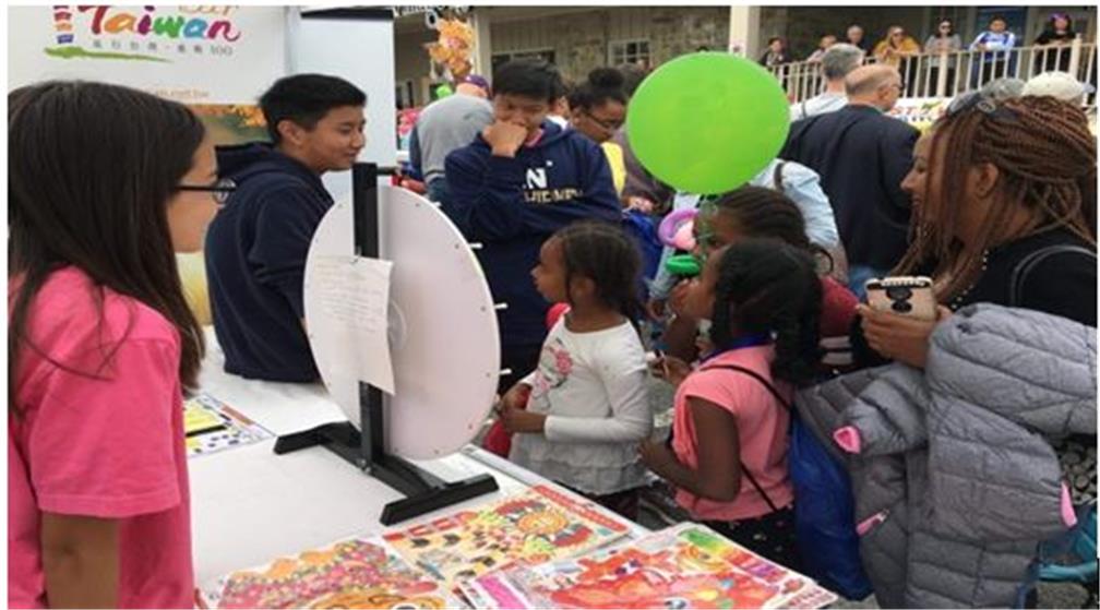 Potomac Village盛大登場的「秋季園遊會波多馬克日」，FASCA學員擺設文化攤位，現場教導民眾利用剪裁和摺疊之技巧，將各式色紙摺成花瓶、紙粽子等，藉此活動行銷臺灣，增加該地區對臺灣文化的理解與認識。