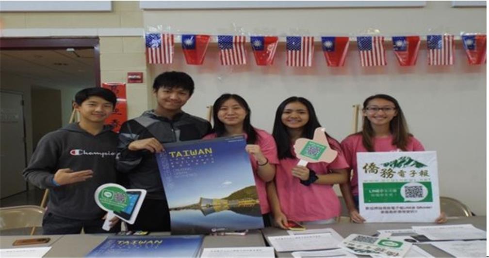 大華府臺客幫於12月7日上午，假華府僑教中心舉辦「歲末感恩園遊會」活動，僑教中心則動員FASCA)學員在中心大廳設攤推廣僑胞卡、鼓吹加入僑務電子報Line、並宣傳2020年1月1日升旗典禮等活動，吸引非常多的鄉親詢問及洽辦。