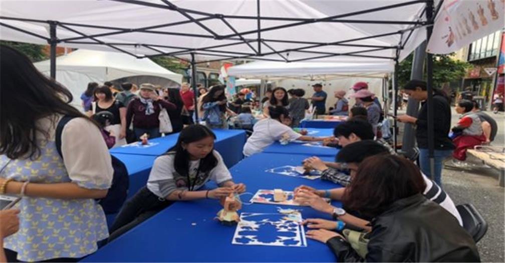「2019臺灣文化節」連3天於溫哥華市中心封街舉辦，學員參與設置場地、主持及協助各攤位活動，並為現場民眾解說與提供各項服務。