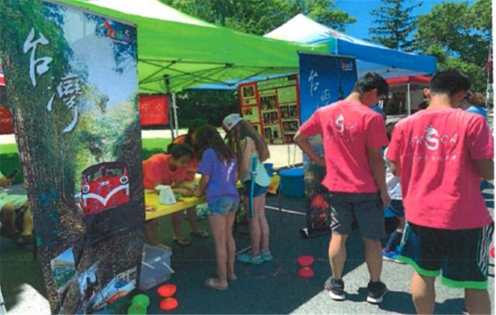 學員於設置臺灣優質文化攤位，除了扯鈴，現場示範及表演布袋戲還有拓印書籤製作，並擺設臺灣風景海報推廣臺灣觀光。