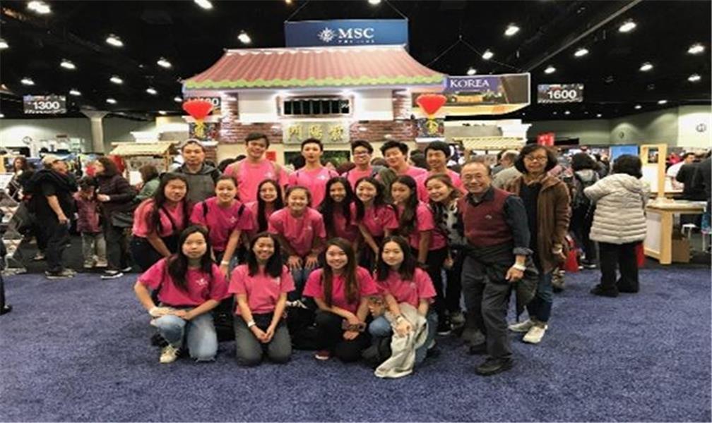 洛杉磯旅遊展(LA Travel Show)係全美年度最大的相關展覽，學員協助觀光局推展今年主題為「臺灣小鎮」的觀光活動，也在現場分發臺灣觀光推廣宣傳資料，行銷臺灣旅遊，熱誠邀請美國民眾赴臺觀光。
