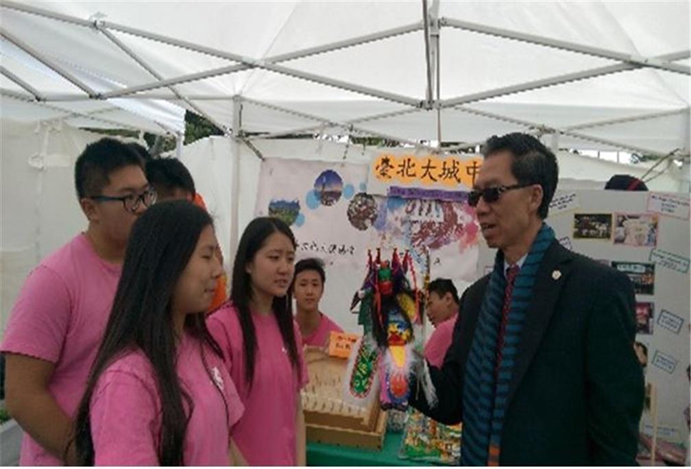 FASCA學員於大洛杉磯臺美人傳統週文化美食園遊會中之攤位中，策畫推廣臺灣意象活動，設置臺北市人文歷史街區地標看板，並講解全臺腳踏車自由行動線，配以文宣資料行銷臺灣觀光，在相互提問及解說中，讓主流人士藉此更認識臺灣，並促進族群間文化交流。