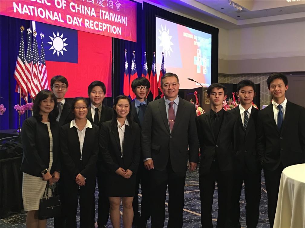 FASCA學員參加慶祝中華民國108年國慶酒會，引導及招待外賓和各社團僑領入場，發揮文化大使的精神。