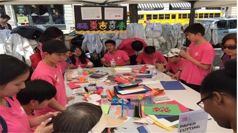 5月26日於曼哈頓聯合廣場舉辦之「臺灣巡禮(Passport to Taiwan)活動」，FASCA學員設置文化展示區，藉由書法表演及香包、剪紙、擂茶、別針製作及教學，讓紐約客體驗臺灣多元文化之美。