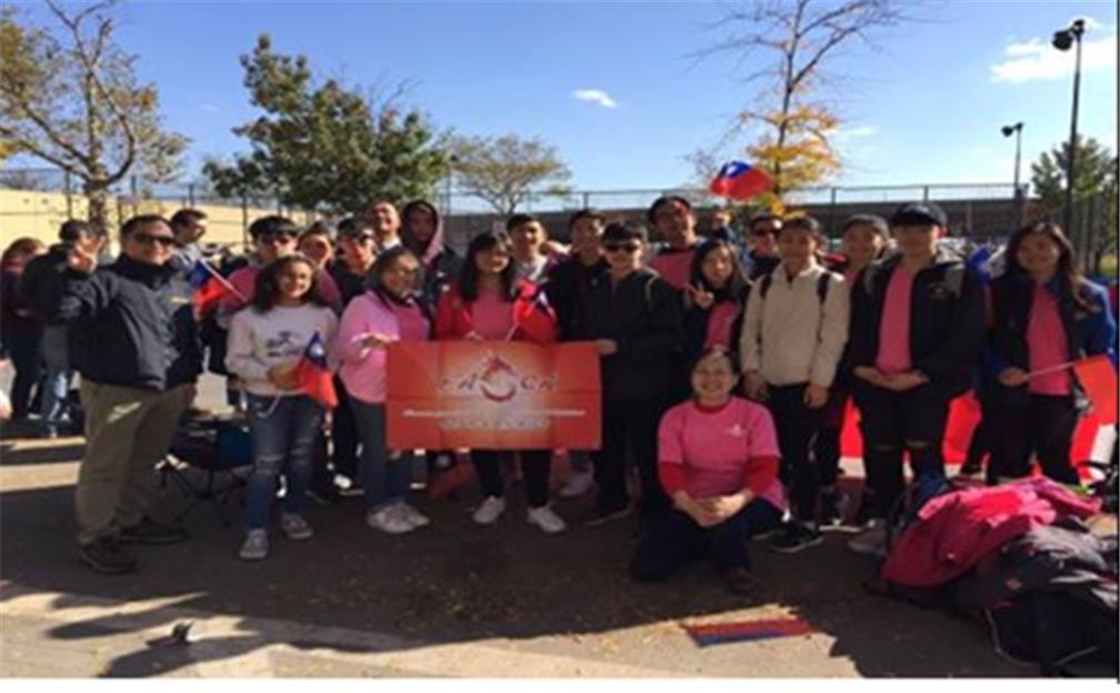 2019第49屆紐約市馬拉松11月3日在曼哈頓登場，上百名跑者參賽，跑者親友及僑胞熱情助陣，向臺灣選手遞上中華民國國旗，供選手舉旗衝線。學員亦積極參與，為選手加油打氣。