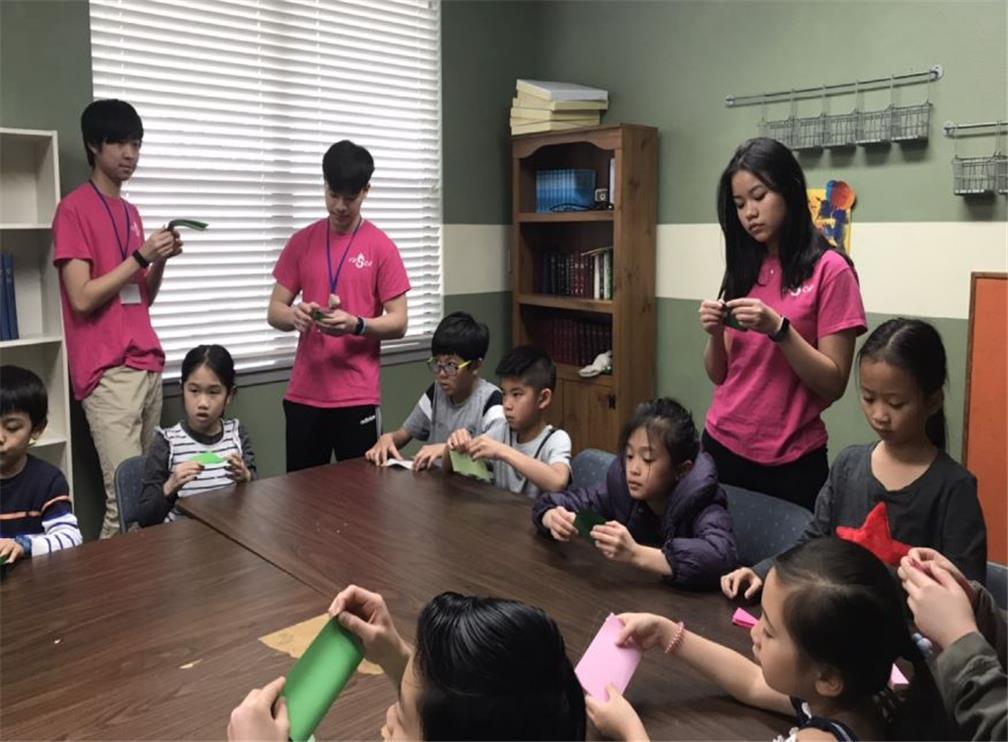 The FASCA members led children to learn origami.