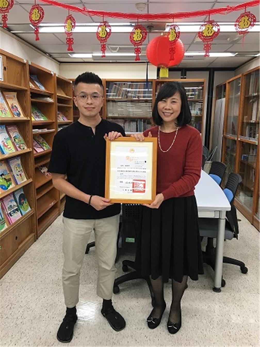 Rong, Director General of the Department of Education Affairs (OCAC), presented a certificate of merit to Shih Chieh-yuan, the OCAC substitute services draftee, in recognition of his excellent service in the Philippines during the second half of 2019.