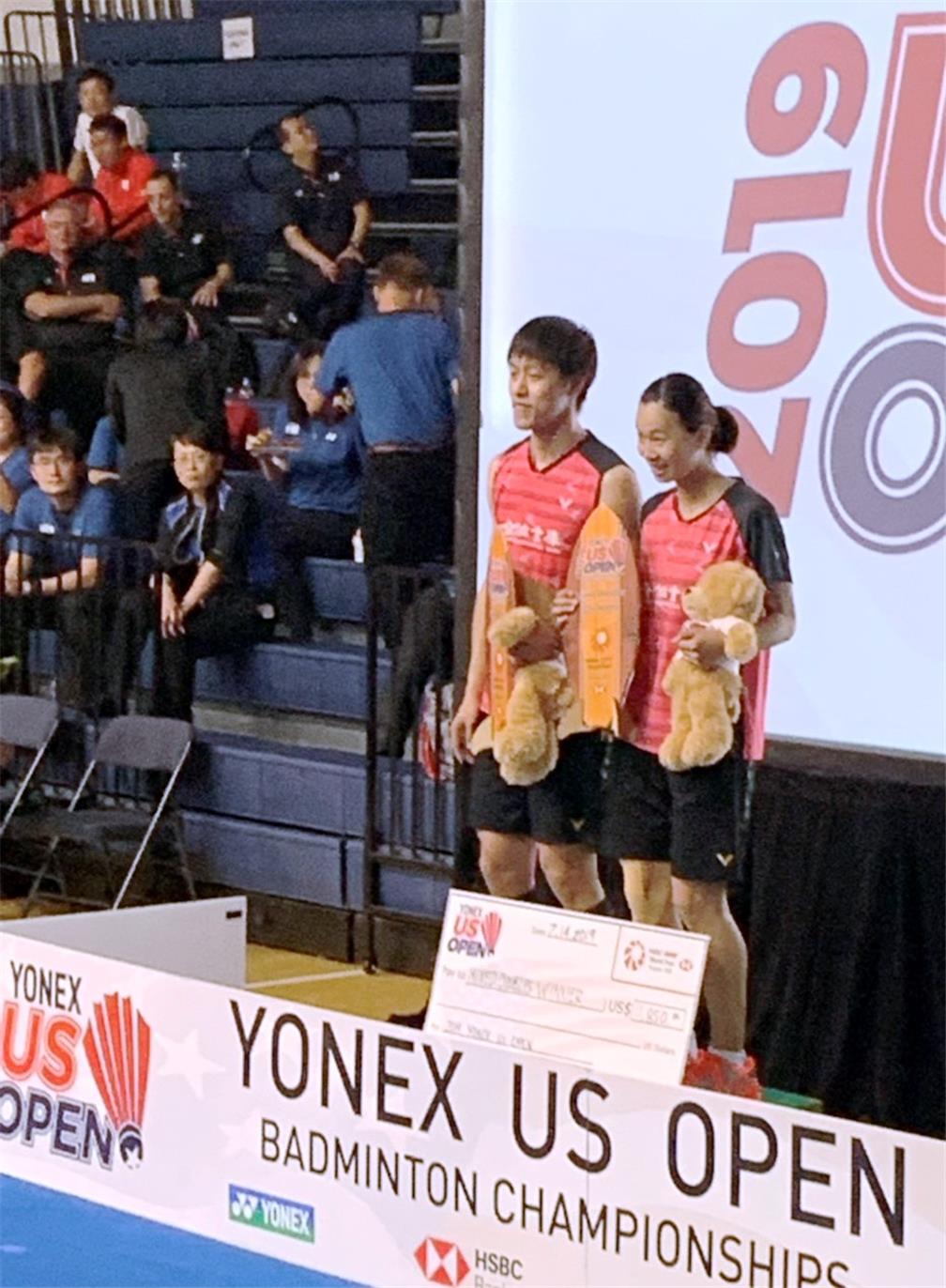 2019年Yonex美國羽球公開賽2019年7月14日進行決賽，中華隊男女混雙李哲輝(左)與許雅晴(右) 奪冠，上台領獎。