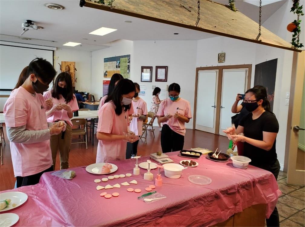The FASCA members in Vancouver, Canada learned to make moon cakes to experience Taiwan’s Mid-Autumn Festival culture.
