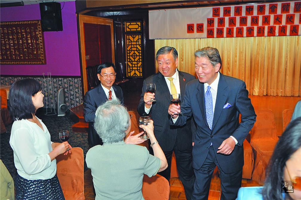 呂元榮(後中)與駐美代表沈呂巡(後右)在芝加哥中華會館舉辦的歡迎晚宴中逐桌向與會人士致意。