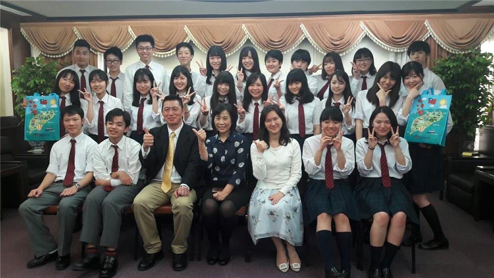 Tokyo Chinese School students and teachers with Director Rong (middle in front row)