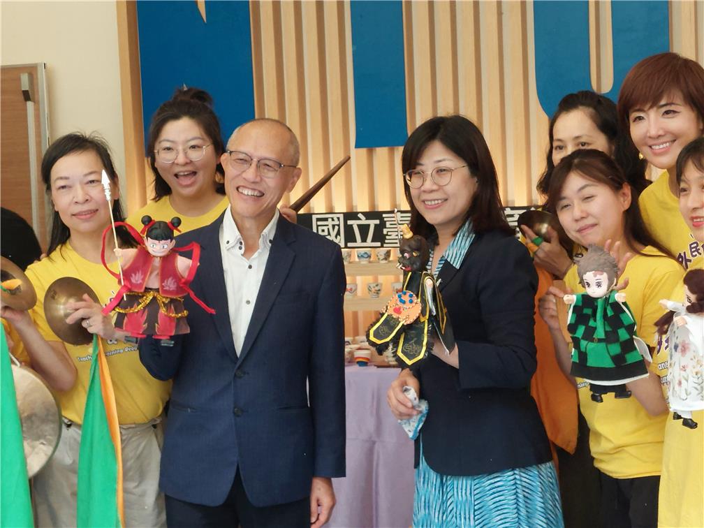 Director General Lin Chi-jung of the OCAC's Department of Overseas Compatriot Education Affairs (center right) and NTUS President Hsu Kuang-piao (center left) co-hosted the closing ceremony.