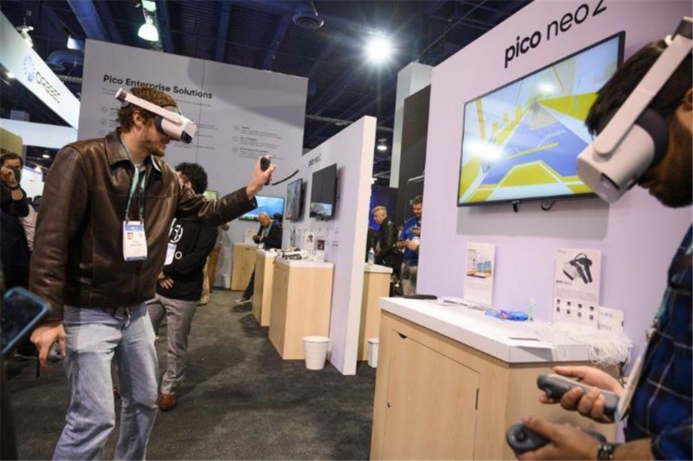 IDC報告指出，愈來愈多企業發現必須採用更多新措施和工具來改善營運效率，其中包括AR/VR技術的應用。法新社