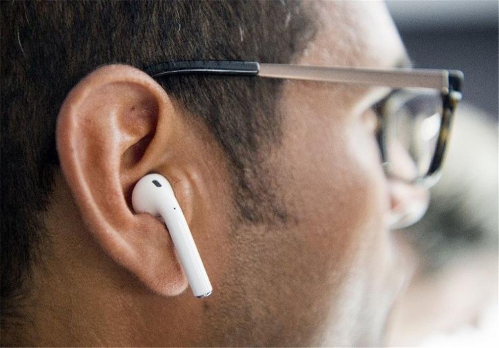蘋果AirPods系列成功掀起TWS浪潮，傳新一代耳罩式AirPods Studio將由歌爾股份代工生產，並已開始交付。法新社