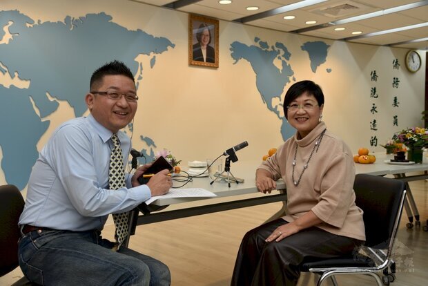 僑委會副委員長徐佳青(右)接受央廣「早安 ‧ 台灣」節目主持人夏治平(左)專訪