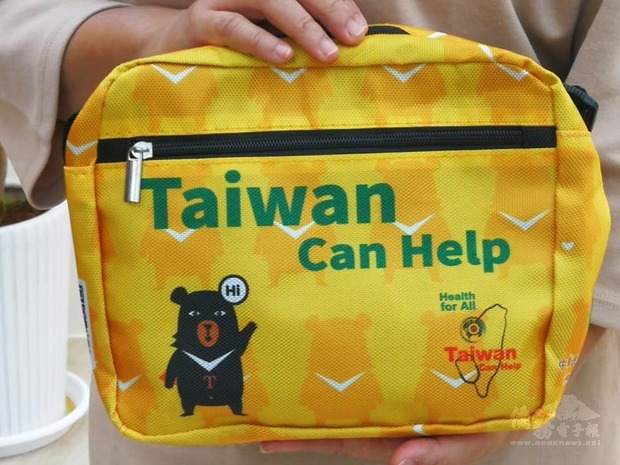 僑委會推出限量防疫關懷包，贈送給僑領與友台人士。袋上台灣黑熊圖案來自觀光局授權。