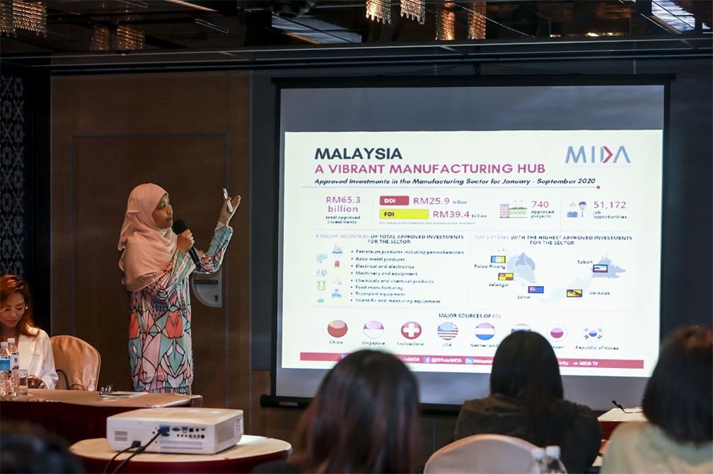 馬來西亞投資發展局投資處處長莎綺菈向學員介紹馬來西亞的經貿發展，也熱誠歡迎學員到馬國留學或工作。