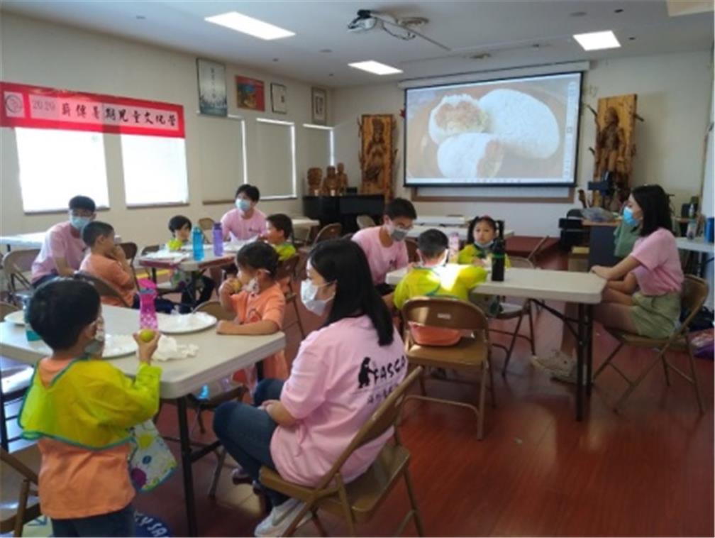 薪傳兒童文化暑期營—擔任助教協助小朋友認識傳統重要節日「重陽節」，並參與學習製作應景文化手工藝品。