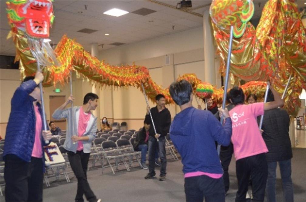 邀請南加州臺大校友會許希聖前會長教導舞龍基本步伐、行進及隊形變化。