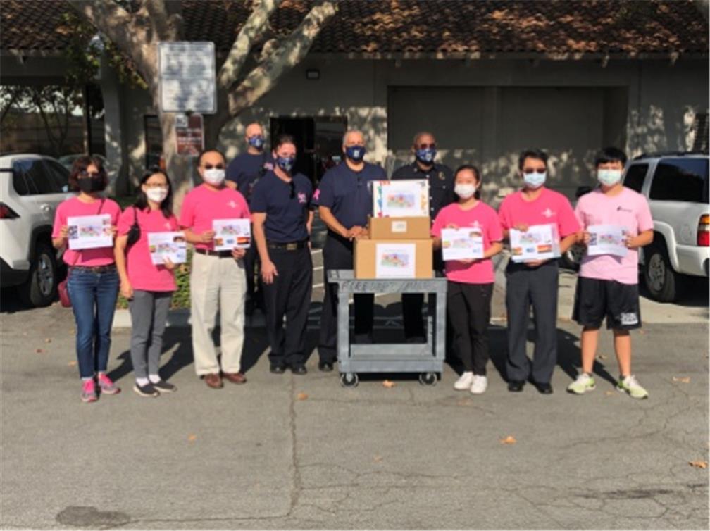 前往Fremont市消防局捐贈救災實用物資。