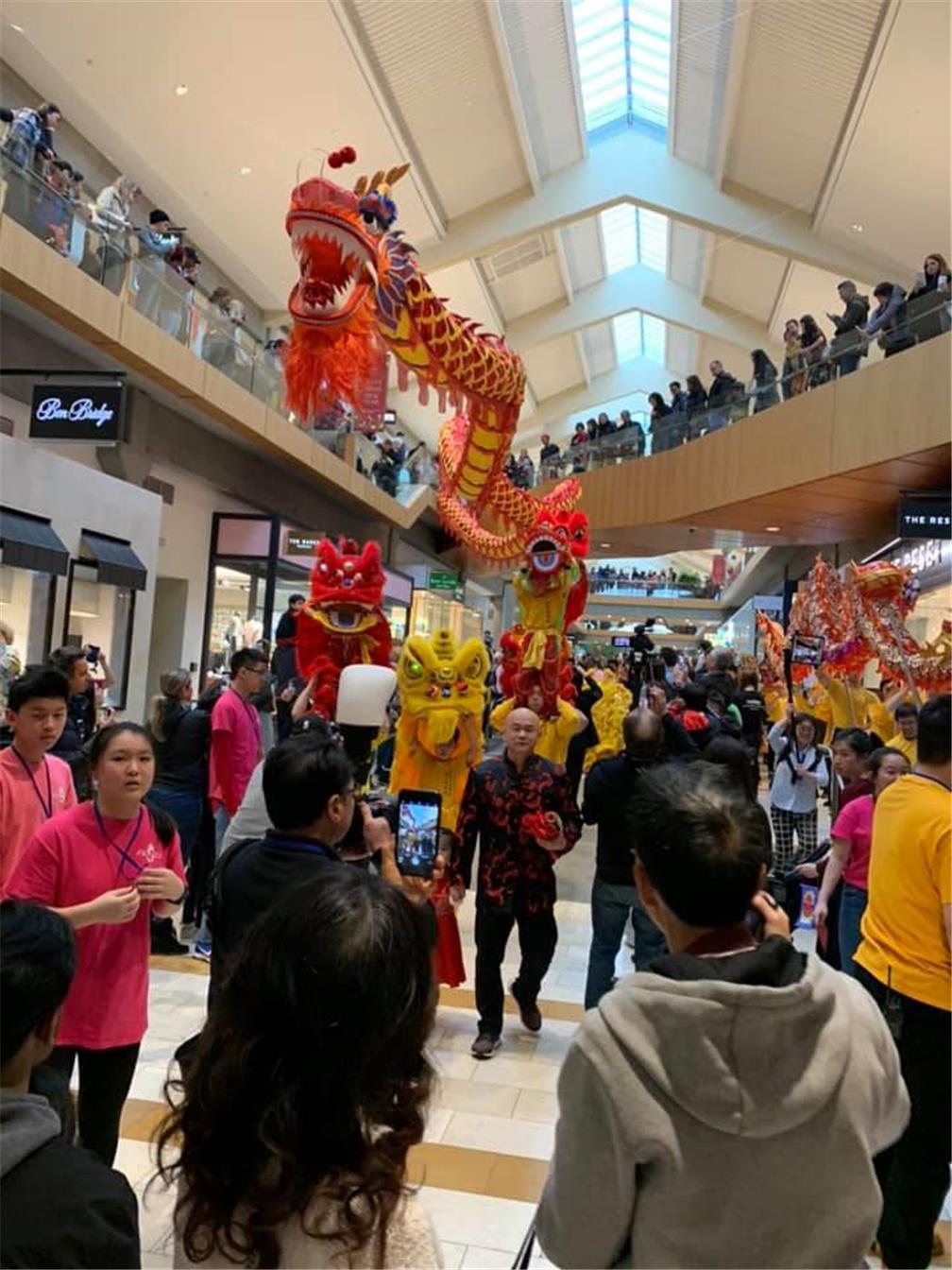 協助Bellevue Square春節慶祝活動手工藝品攤位及表演。