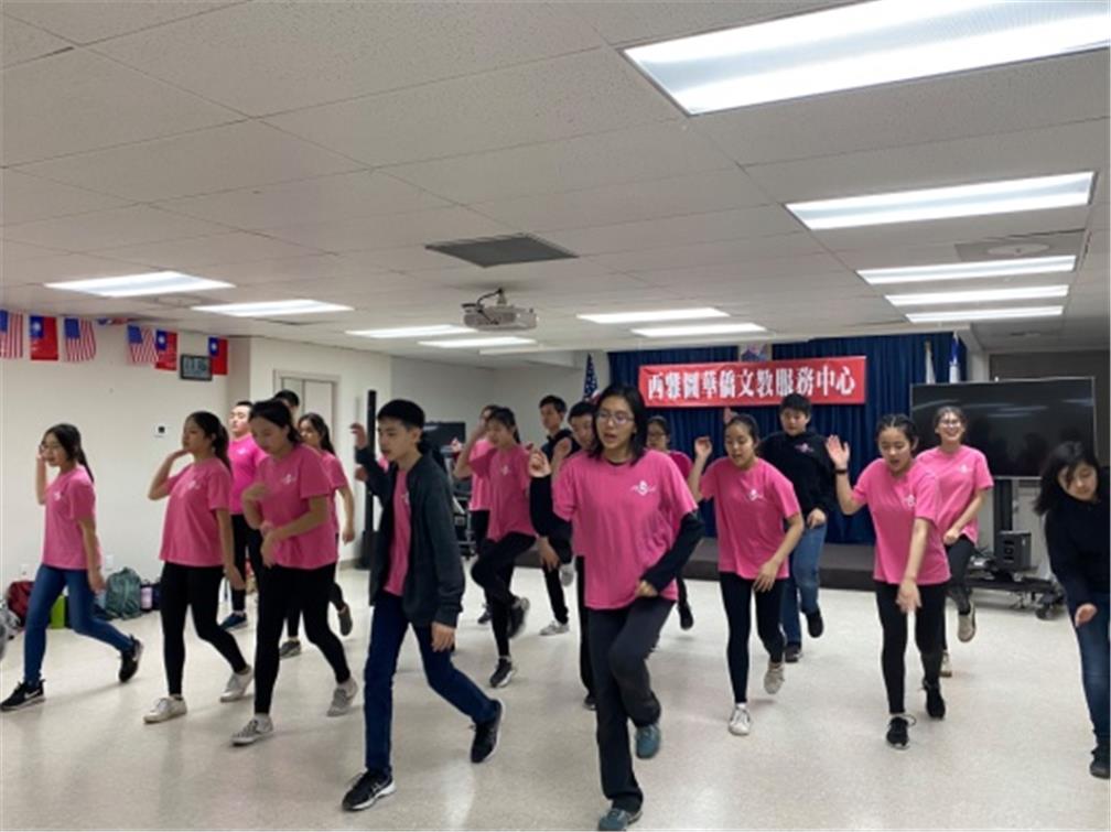 文化培訓課程—為四月的國際兒童友誼節練習舞蹈。