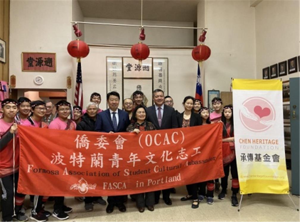 參與元旦茶會僑社服務，表演原住民「太巴塱舞」。