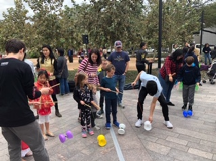 支援於休士頓美術館舉辦之春節園遊會活動，現場示範並指導基本扯鈴技巧。