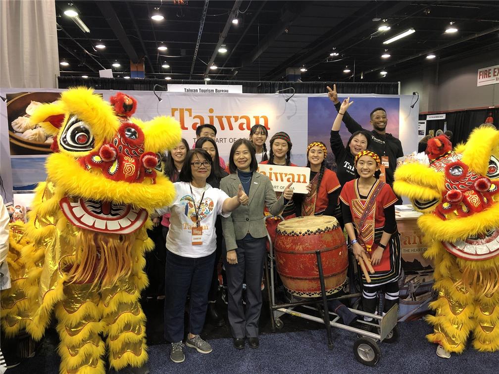 支援臺灣參加芝加哥國際旅展，表演祥獅獻瑞及原住民舞蹈，協助來賓製作鼠年生肖小提燈。