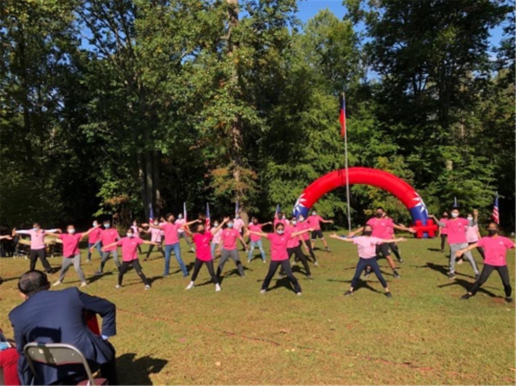 協助雙十國慶升旗典禮現場佈置、升旗、表演豐年祭舞。