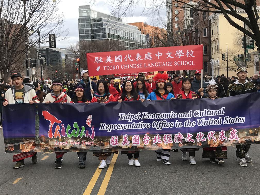 學員身穿色彩鮮豔之原住民服飾參與2020年華埠農曆春節遊行活動。