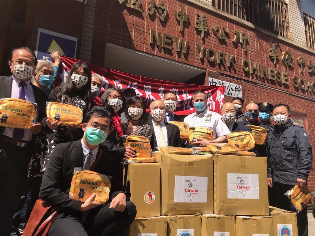 大紐約區僑界急難救助協會捐贈250個關懷防疫包給紐約市警察5分局。