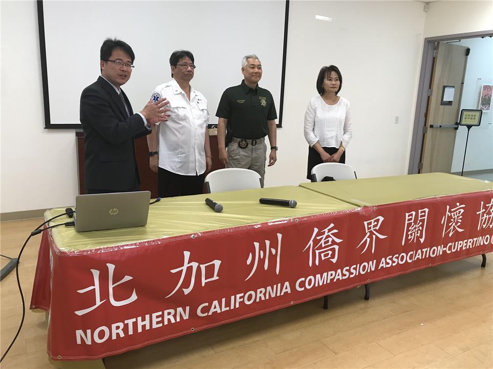 金山灣區華僑文教服務中心閻樹榮主任(左一)致詞