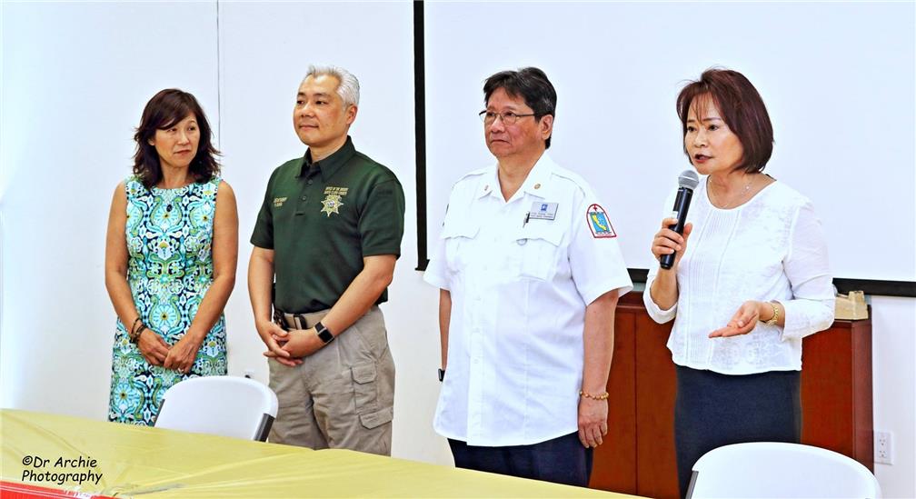 馬蒨君會長(右一)介紹：講師Andy Huang(右二),Rick Sung(左二) 王婉君副會長(左一)