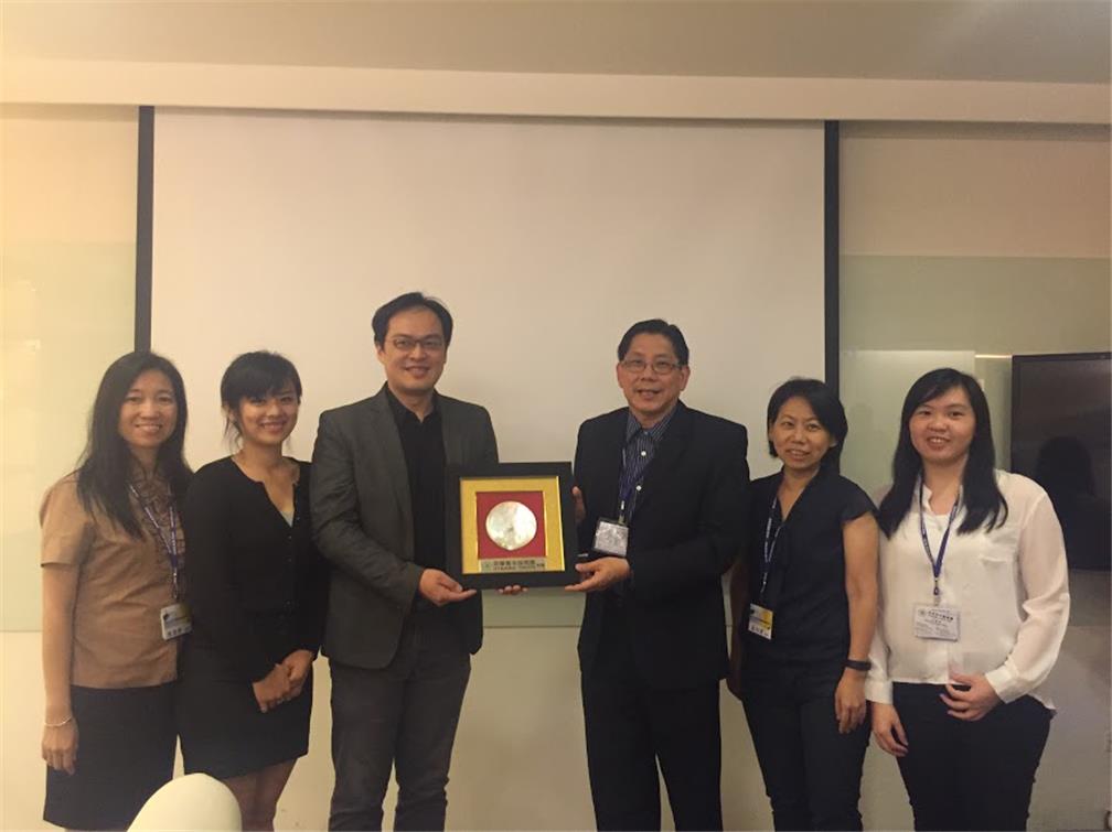 Mr. Yap presented a souvenir to the representative of TCI Co., Ltd