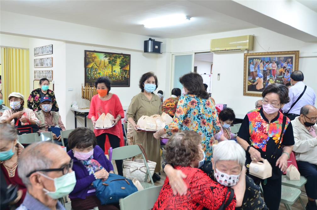 中華民國印尼歸僑協會舉行「重陽敬老活動暨『居家養生經絡按摩DIY』講座」，並致贈與會者餐盒。