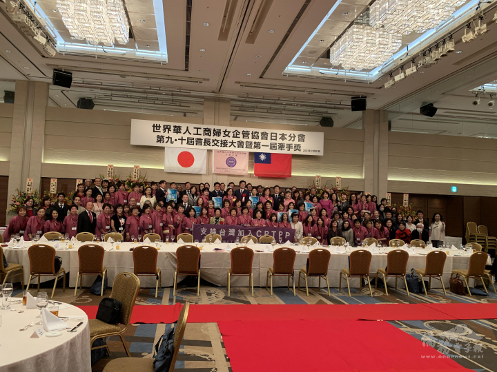 世華日本分會會長交接典禮出席人員持臺灣加入CPTPP海報及布條合影