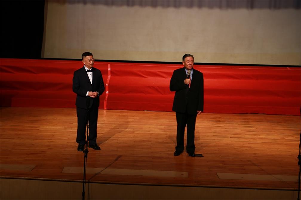 華僑協會總會舉辦「紀念國父誕辰暨慶祝中華民國建國110週年音樂會」，僑務委員會呂副委員長元榮(右)致詞。